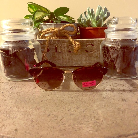 Betsey Johnson Accessories - Betsy Johnson sunglasses